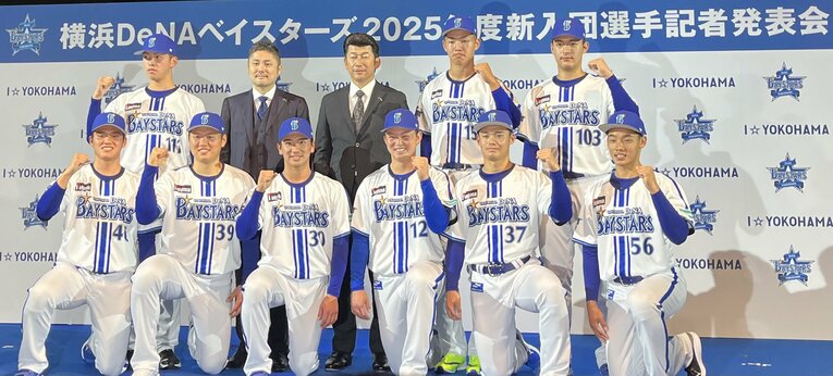 2025年の入団発表にて。前列左から2番目が若松　©JIJI PRESS