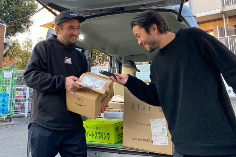 今年12月に軽貨物の配送を手掛ける株式会社勝運を立ち上げた勝村周一朗（左） ／ photograph by 本人提供