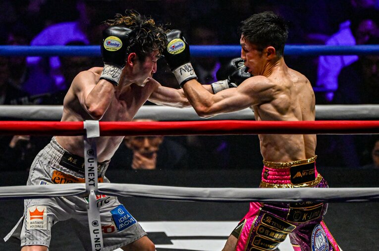 WBC世界フライ級王者・寺地拳四朗（左）とWBA世界フライ級王者・ユーリ阿久井政悟の日本人同士による王者統一戦は史上稀にみる大激戦となった ／ photograph by Takuya Sugiyama