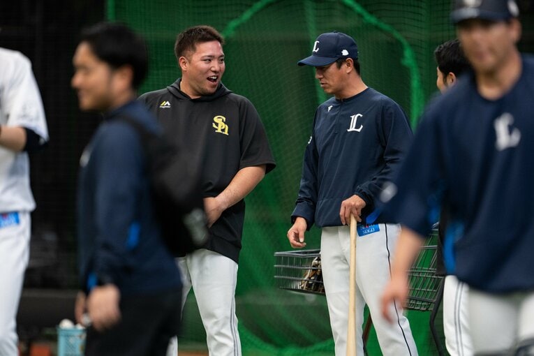 山川と会話をかわす平石ヘッドコーチ　©Nanae Suzuki