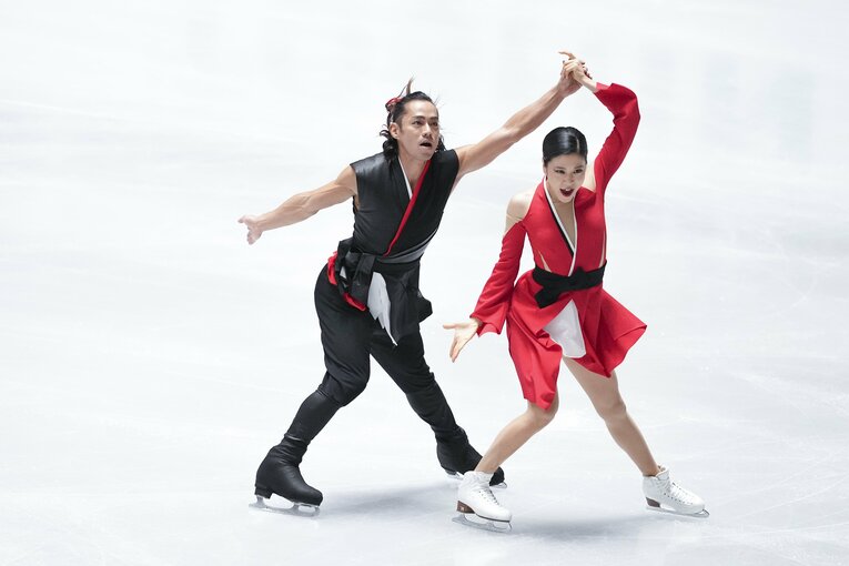 NHK杯SPで演技を行う村元＆高橋