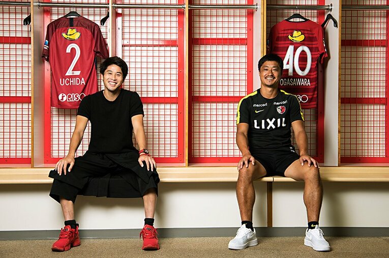 内田がアントラーズに加入した2006年当時の思い出を振り返った2人。「小笠原満男のインパクトが強くない、わけないでしょう！」（内田） ／ photograph by Toru Hiraiwa