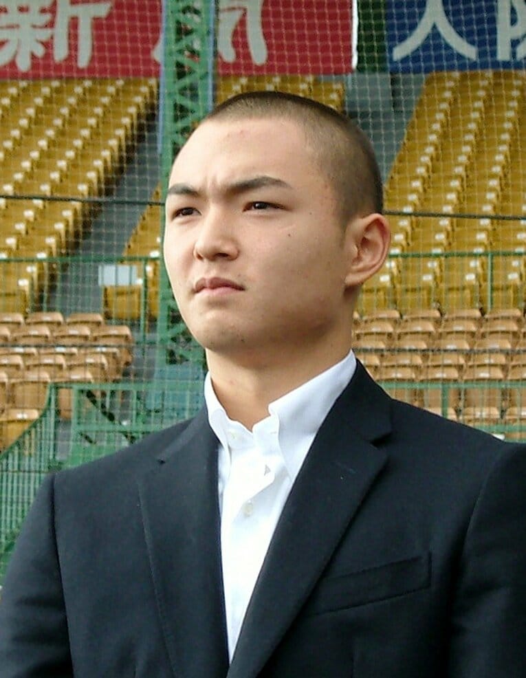 阪神との仮契約を終え、甲子園球場で報道陣に決意を語る辻本賢人　©JIJI PRESS