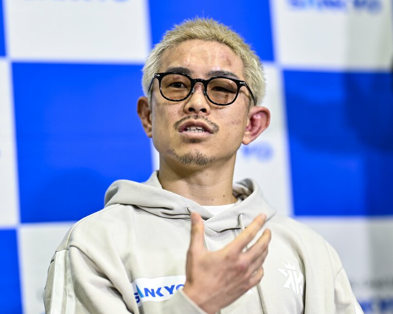 試合後、すがすがしい表情で記者の質問に答える井岡一翔　©Hiroaki Finito Yamaguchi