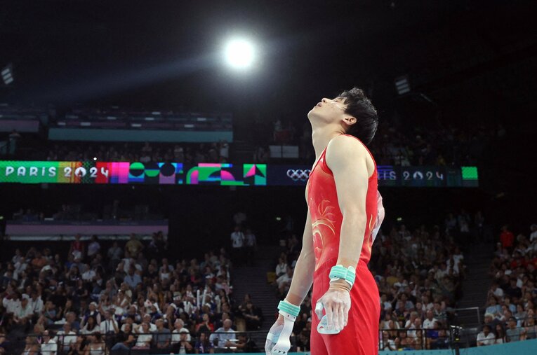 体操男子団体の最終種目・鉄棒で2度落下し、日本に大逆転を許した中国の蘇煒徳。これまでなら国内から激しいバッシングが常だったが…？ ／ photograph by JIJI PRESS