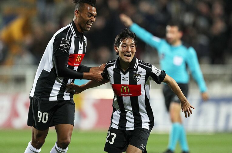 屈強な相手守備陣を切り刻む中島翔哉。日本代表の欧州遠征でもその絶好調ぶりを見せられるか。 ／ photograph by Getty Images