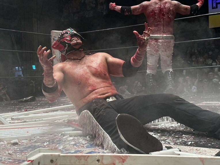 スワイプすると「エル・デスペラードvs葛西純」など激闘写真をご覧になれます　©Norihiro Hashimoto