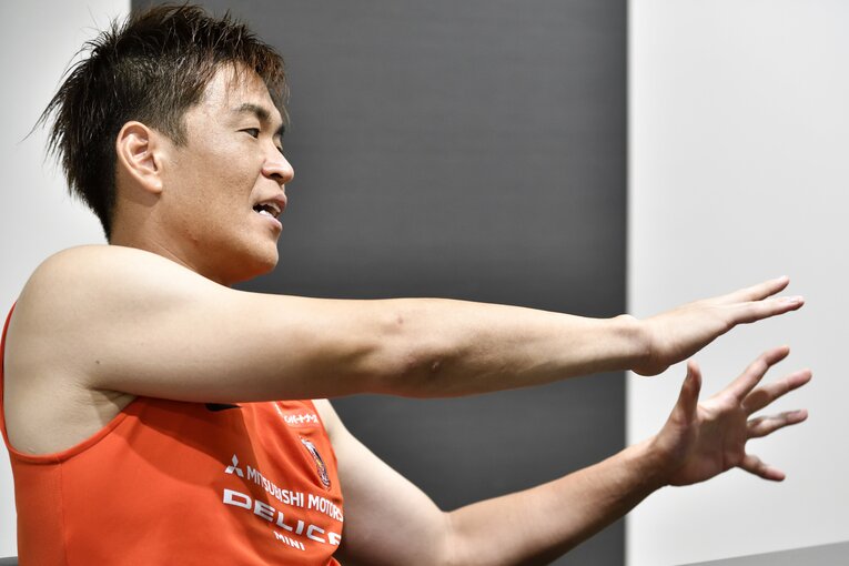 両手と片手のセービングの違いを解説する西川周作　©Takashi Shimizu