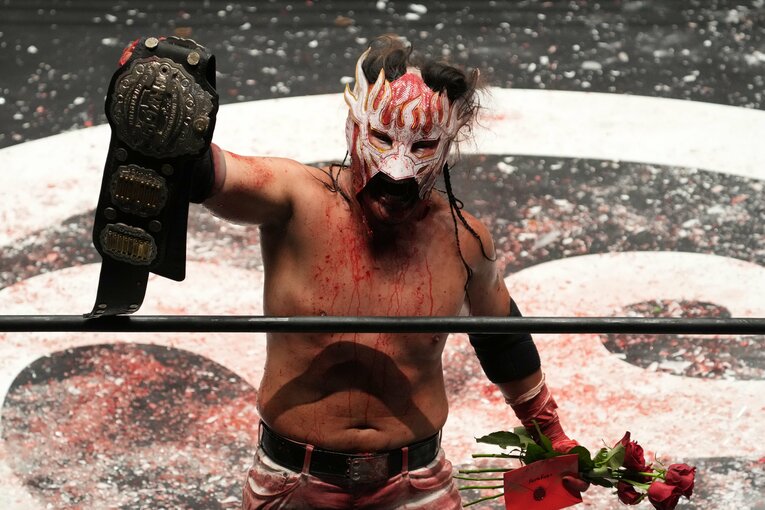 IWGPジュニアヘビー級のベルトを誇示するエル・デスペラード　©Masashi Hara