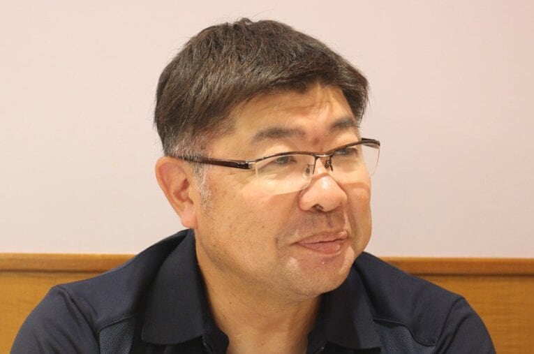 柔和な表情で取材に応じる森尾和貴（52歳）。新日本製鐵八幡野球部の廃部と同時に現役を引退し、長く社業を続けている ／ photograph by Number Web