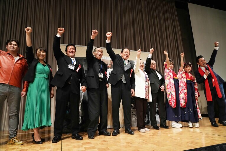 パーティーの最後は全員での「ダァー！」。左から杉野強、北斗晶、佐々木健介、藤原喜明、藤波辰爾、田中敬子、猪木啓介、北村姉妹、アントニオ小猪木　©Essei Hara