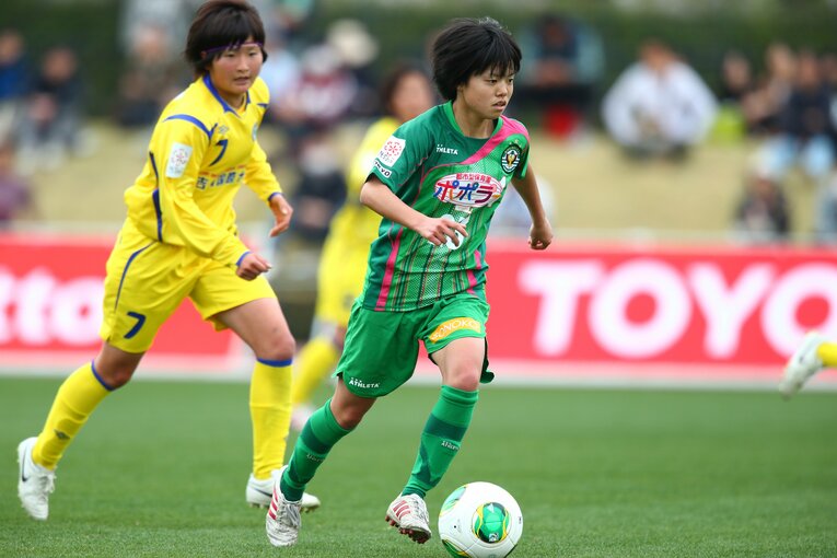 16歳でベレーザに昇格した長谷川。リーグ開幕戦からスタメン出場した　©︎J.LEAGUE