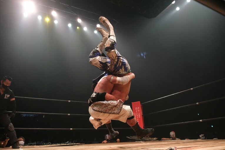 カリスマ葛西純「世の中は無駄な血を一滴も流すな」 頬を串刺し、人間ダーツ…それでもデスマッチが“ただの残虐ショー”ではない理由(68)