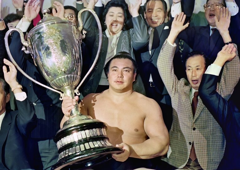 逆境のなかで優勝を果たした1990年の九州場所。これが現役最後の賜杯となった　©JIJI PRESS