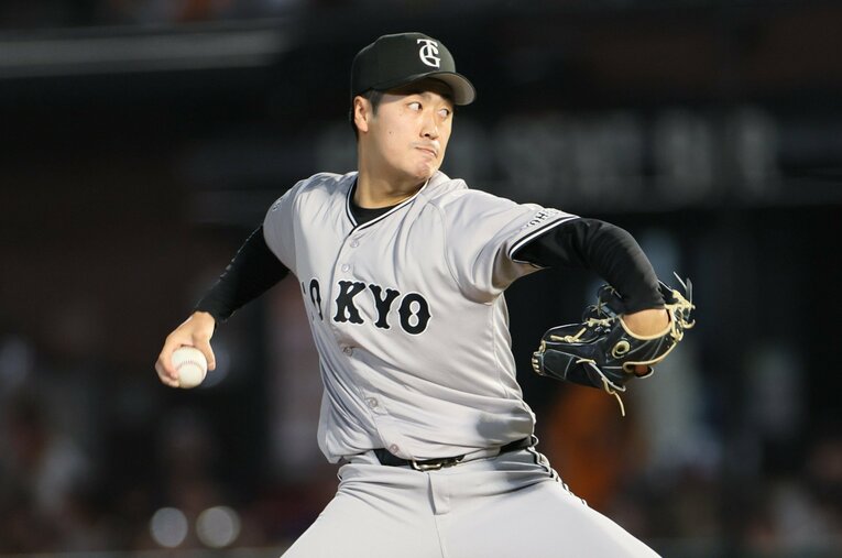 シーズン序盤は中継ぎ、以降は先発として活躍した巨人の西舘勇陽（中央大）。1位指名が活躍すると翌年のドラフトも好循環が生まれる ／ photograph by JIJI PRESS