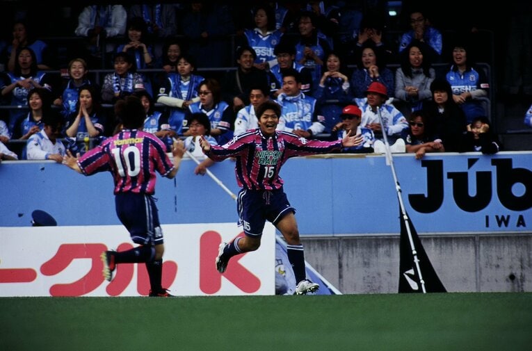 2001年のJリーグ第5節磐田戦でリーグ戦初得点。この試合ではその後、レッドカードで退場処分に　©J.LEAGUE