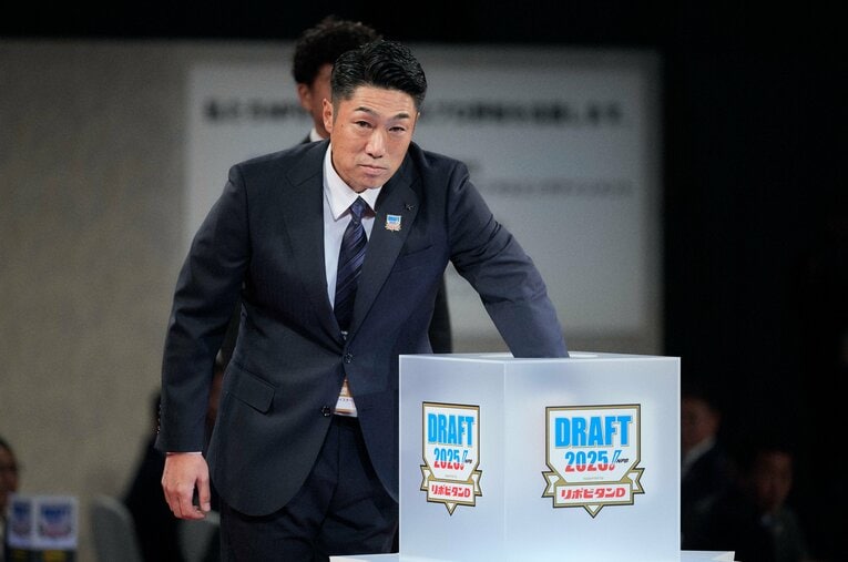 1巡目でスタンフォード大・佐々木麟太郎を指名し、抽選に臨む相川亮二新監督。DeNA編成部長が自ら、驚きの指名の真意を語った　©Yuki Suenaga