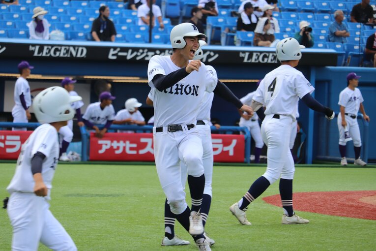 タイブレークで2点目のホームインを決め喜ぶ光永　©︎Yu Takagi