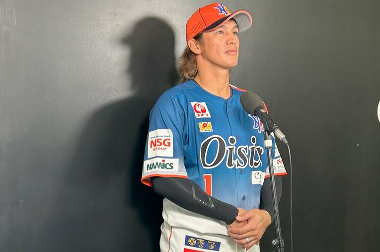 トライアウト後、取材を受ける陽岱鋼。現行方式で最後の合同トライアウトの風景はどんなものだったか ／ photograph by Kou Hiroo