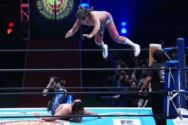 棚橋弘至のハイフライフローをヒザで迎撃する辻陽太　©Essei Hara