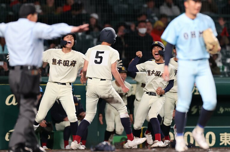 春夏通じて初出場となる甲子園で強豪・近江を破った熊本国府高校。その強さの裏には令和の時代らしい指導が ／ photograph by JIJI PRESS