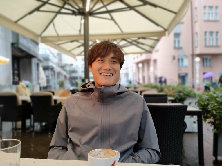 カフェでインタビューに応じる浦田樹　©Yasuyuki Nagatsuka