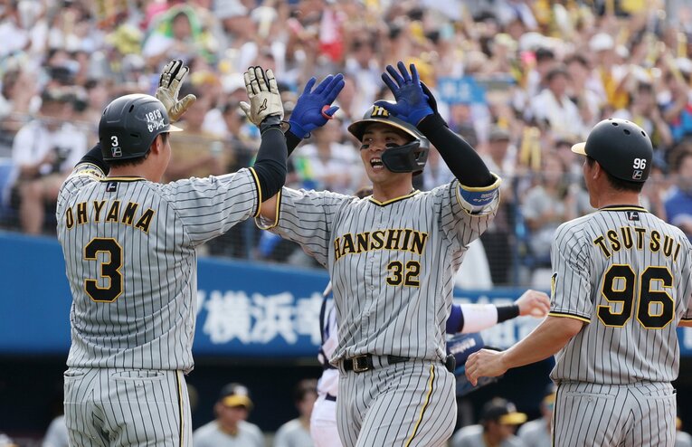 ホームランを打ち大山（左）に祝福される井上　©JIJI PRESS