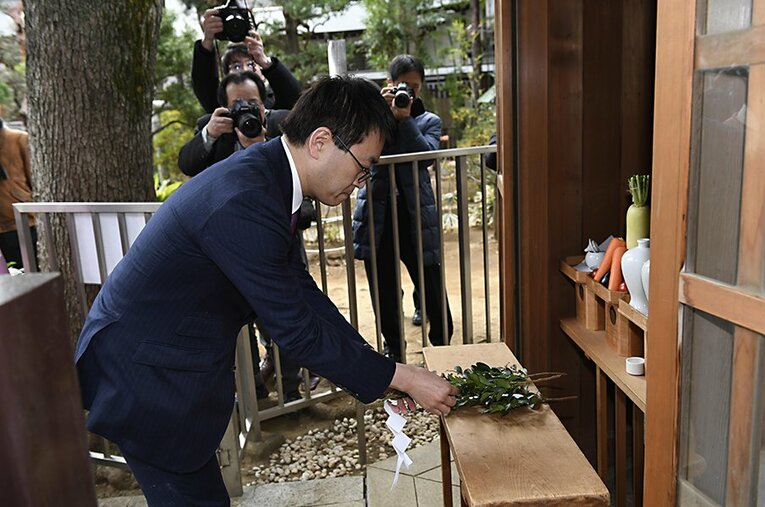 2018年の祈願祭。羽生善治二冠が将棋堂に榊を奉じる ／ photograph by Kyodo News