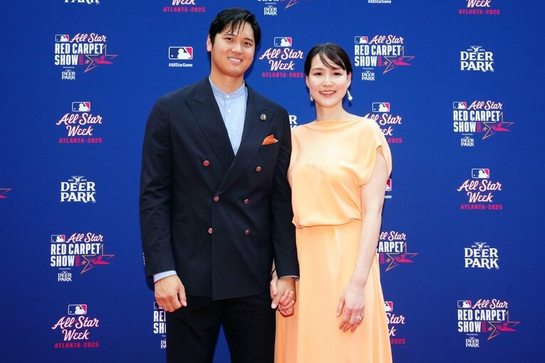 【“テレビに映らない”翔平＆真美子さんの球宴レッドカーペット／全8枚】2人はそっと手をつなぎ…写真はまだまだ続きます　©Getty Images