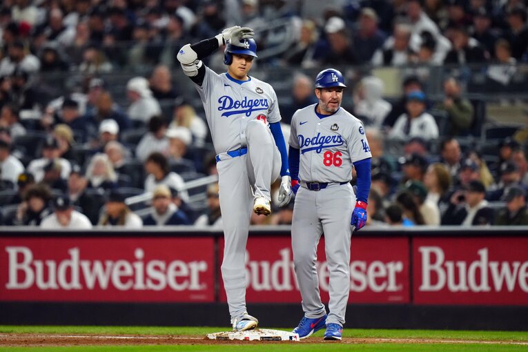 安打を放った大谷は左肩をケアしながら“いつものポーズ”　©Getty Images