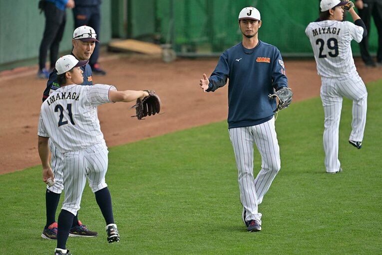 今永と意思疎通を図るダルビッシュ ／ photograph by Hideki Sugiyama