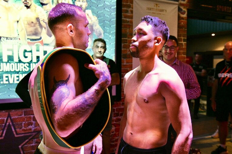 タイトルマッチの公開計量。チャンピオンのジョン・マヌーとフェイスオフ（2024年11月） ©Kokou Sekine