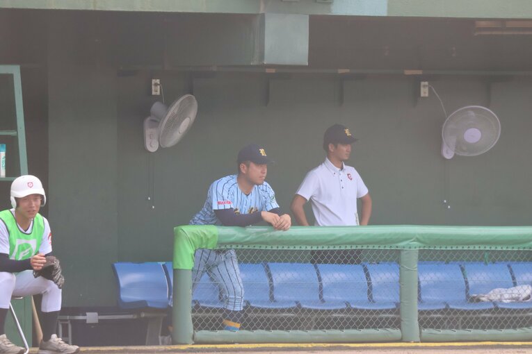 27歳の若さで和歌山南陵高を率いる岡田浩輝監督 ©Fumi Sawai