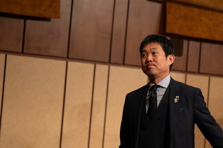 会見場を後にする森保一監督　©Tadashi Hosoda
