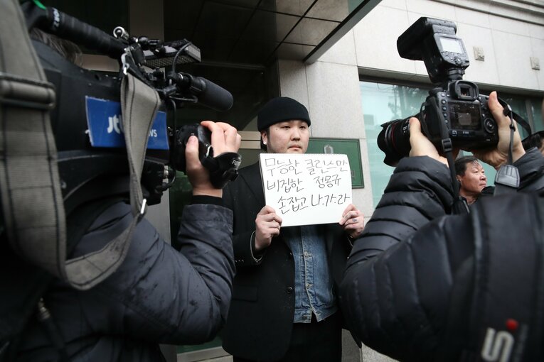 協会の前でクリンスマン監督の解任を求めるファン　©︎Getty Images