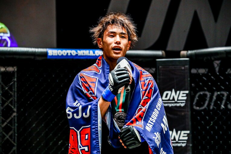 清水清隆に判定3-0で勝利し、マイクを握る平良達郎　©Susumu Nagao