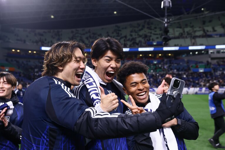 W杯出場を決め、スマホで記念写真を撮影する板倉滉、高井幸大、藤田譲瑠チマ　©︎JFA/AFLO