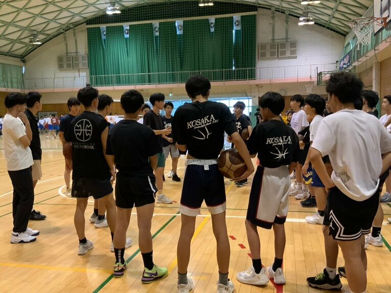 バスケ部を指導する下村。顧問の達のアドバイスも活かすという／学校提供