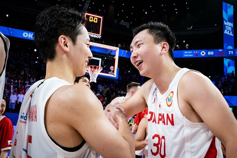 富永と河村の22歳コンビ。今後の代表チームの核となる可能性が高い　©FIBA
