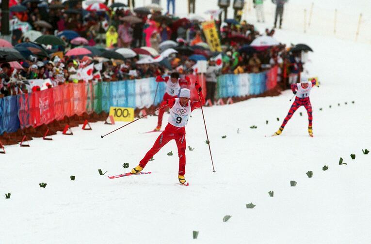 1998年長野五輪。大観衆の声援にこたえ、ゴール前で最後の力走を見せる荻原健司（手前）©︎JIJI PRESS