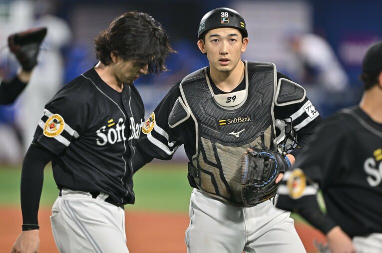 日本シリーズ第1戦では強気のリードだけでなく打撃でも貢献したソフトバンクの山本祐大捕手。死球を受け途中退場となったが2戦目以降、果たしてマスクを被れるのか ／ photograph by Hideki Sugiyama