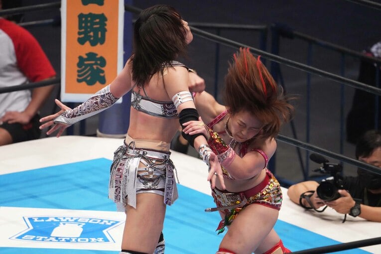 朱里を殴るSareee　©Masashi Hara