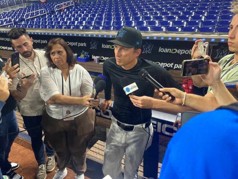 メディアに囲まれるリーンハート氏　©︎Getty Images