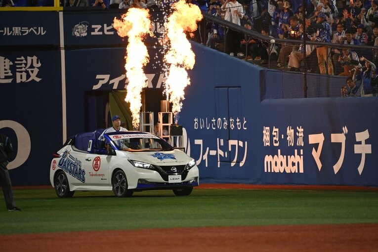 日本シリーズ第6戦、炎の演出とともに登場するクローザー森原康平　©Naoya Sanuki