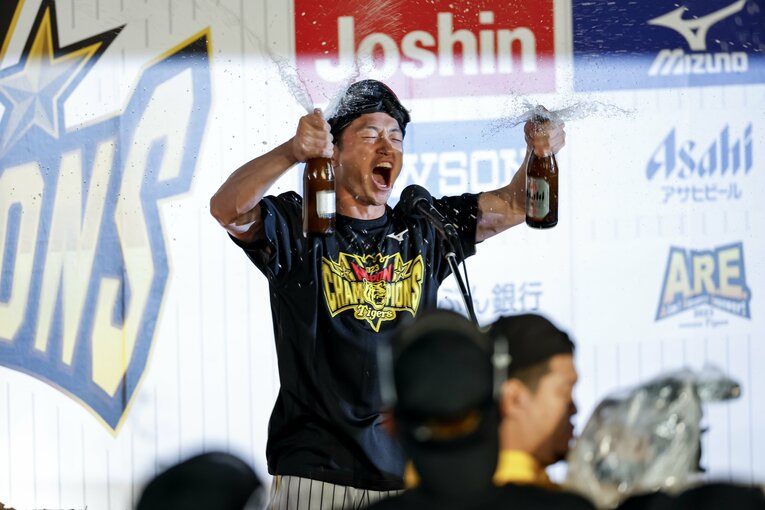 日本一のビールかけで両手にビンをもち大噴射するMVP近本光司（1枚目／全3枚）©︎Kiichi Matsumoto