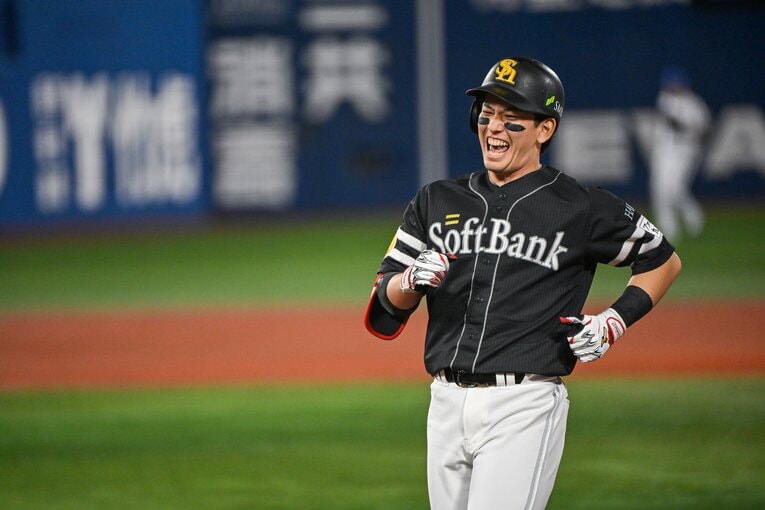 日本シリーズ第2戦、ヒットを打って喜ぶ栗原陵矢　©︎Nanae Suzuki