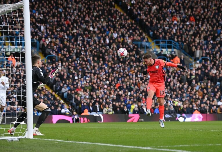 33分のマクアリステルのヘディングゴール。三笘の絶妙の折り返しのおかげで写真のようにドフリーに　©Getty Images