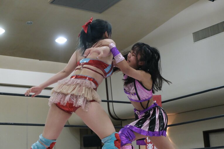 “中学生レスラー”の華麗な飛び技…「一番緊張した」チャンピオンとの一騎打ちで美蘭が見せた“成長の証”　受験勉強との両立が今後の悩み？(44)