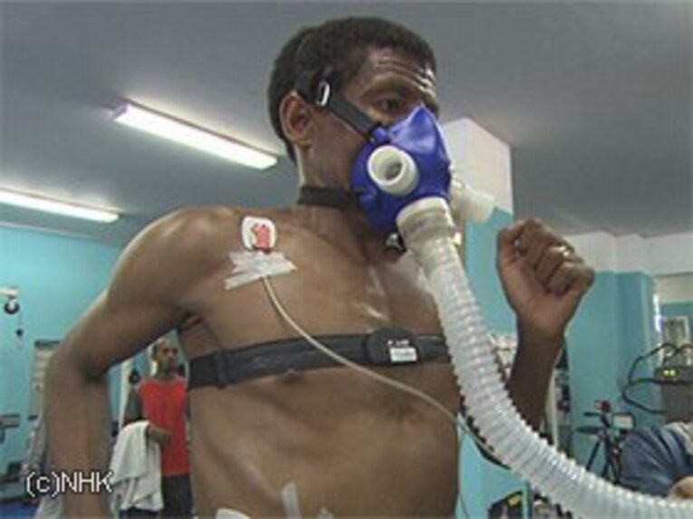 首都アディスアベバにある皇帝自身が経営するスポーツジムで最大酸素摂取量の測定などが行なわれた。