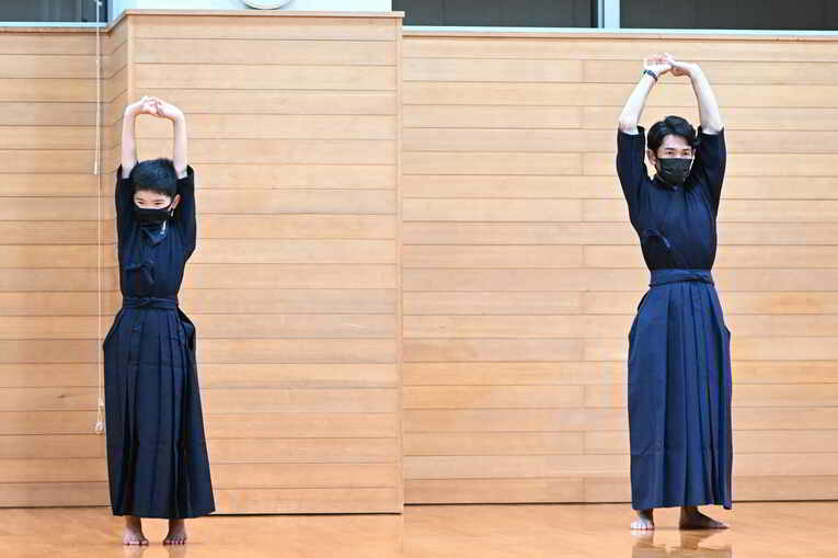稽古前の準備運動　©Keiji Ishikawa